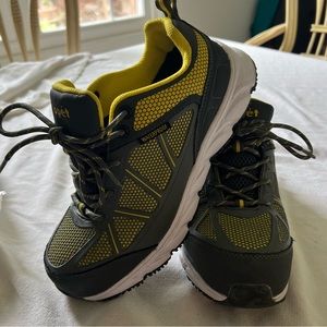 Mens Propét waterproof steel toe winter  slip resistant sneakers. Size 7.